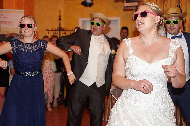 Hochzeitsparty im Weingut Schröder aufgenommen von den Fotostudio und Filmstudios BlickFang2 aus Weinheim und Andernach