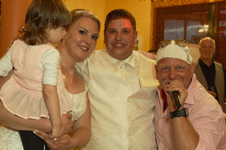 Hochzeitsparty im Weingut Schröder aufgenommen von den Fotostudio und Filmstudios BlickFang2 aus Weinheim und Andernach