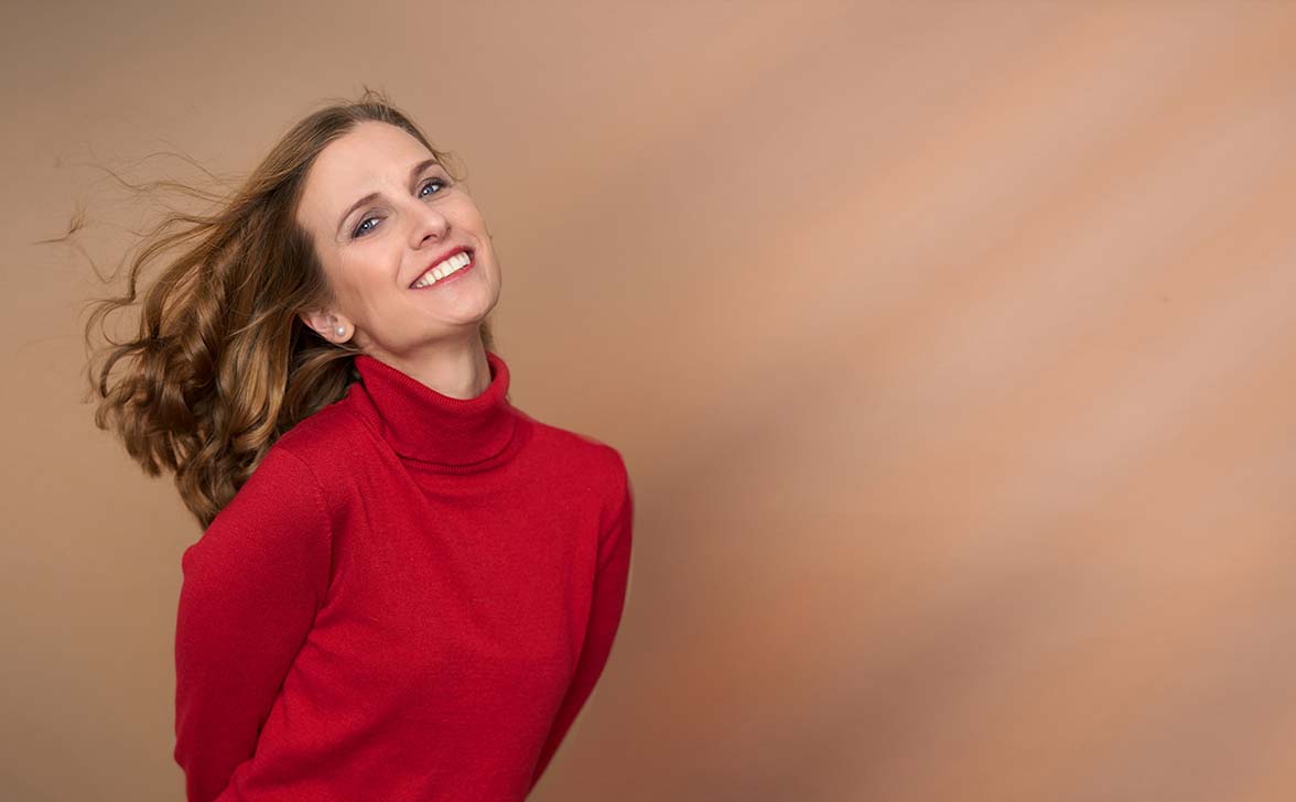 PorträtShooting #8: Frau im roten Rolli - Foto von Friedrich Schöllmann für Studio Blickfang2 in Andernach und Weinheim