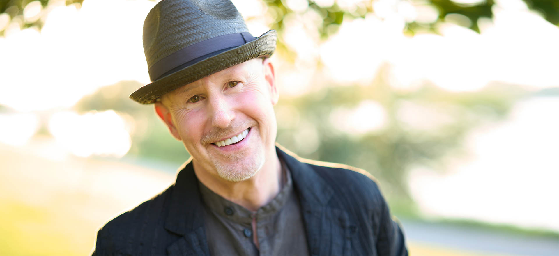 Sonnenüberflutetes Outdoor-Portrait #3 eines lachenden Manns - fotografiert vom Studio Blickfang2 in Andernach und Weinheim