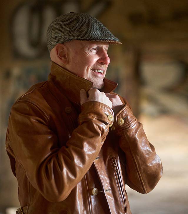 Lost Place: Outdoor-Portrait #2 eines lachenden Manns - fotografiert vom Studio Blickfang2 in Andernach und Weinheim