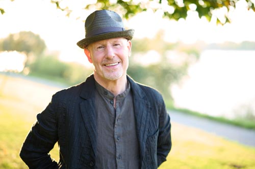 Sonnenüberflutetes Outdoor-Portrait #14 eines lachenden Manns - fotografiert vom Studio Blickfang2 in Weinheim und Andernach