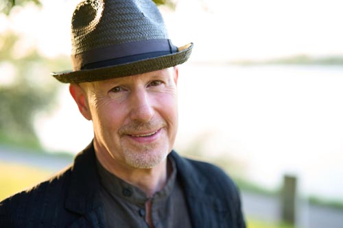 Sonnenüberflutetes Outdoor-Portrait #12 eines lachenden Manns - fotografiert vom Studio Blickfang2 in Weinheim und Andernach