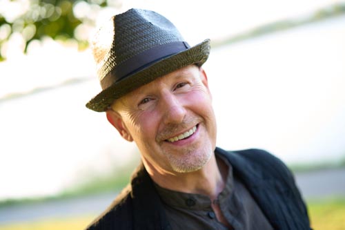 Sonnenüberflutetes Outdoor-Portrait #11 eines lachenden Manns - fotografiert vom Studio Blickfang2 in Andernach und Weinheim