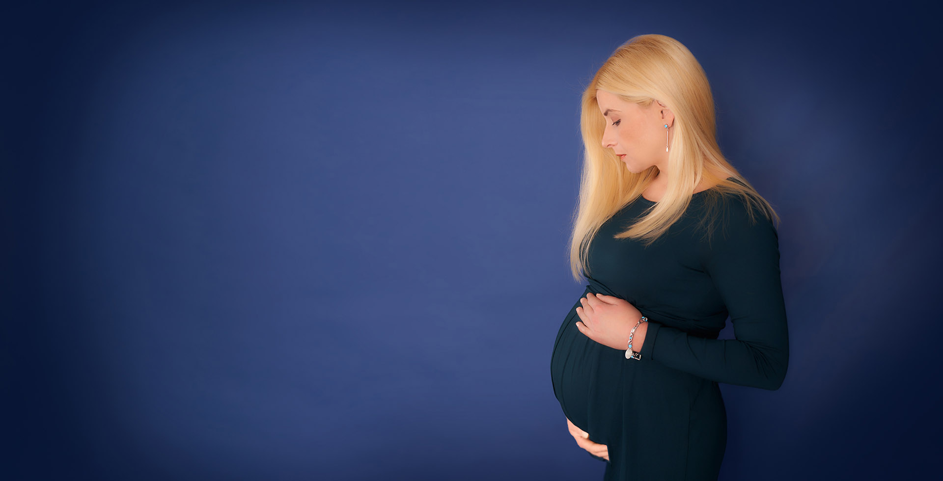 Porträtserie #3 mit Schwangerer mit fliegenden Blonden Haaren -fotografiert im Studio Blickfang2 in Weinheim und Andernach