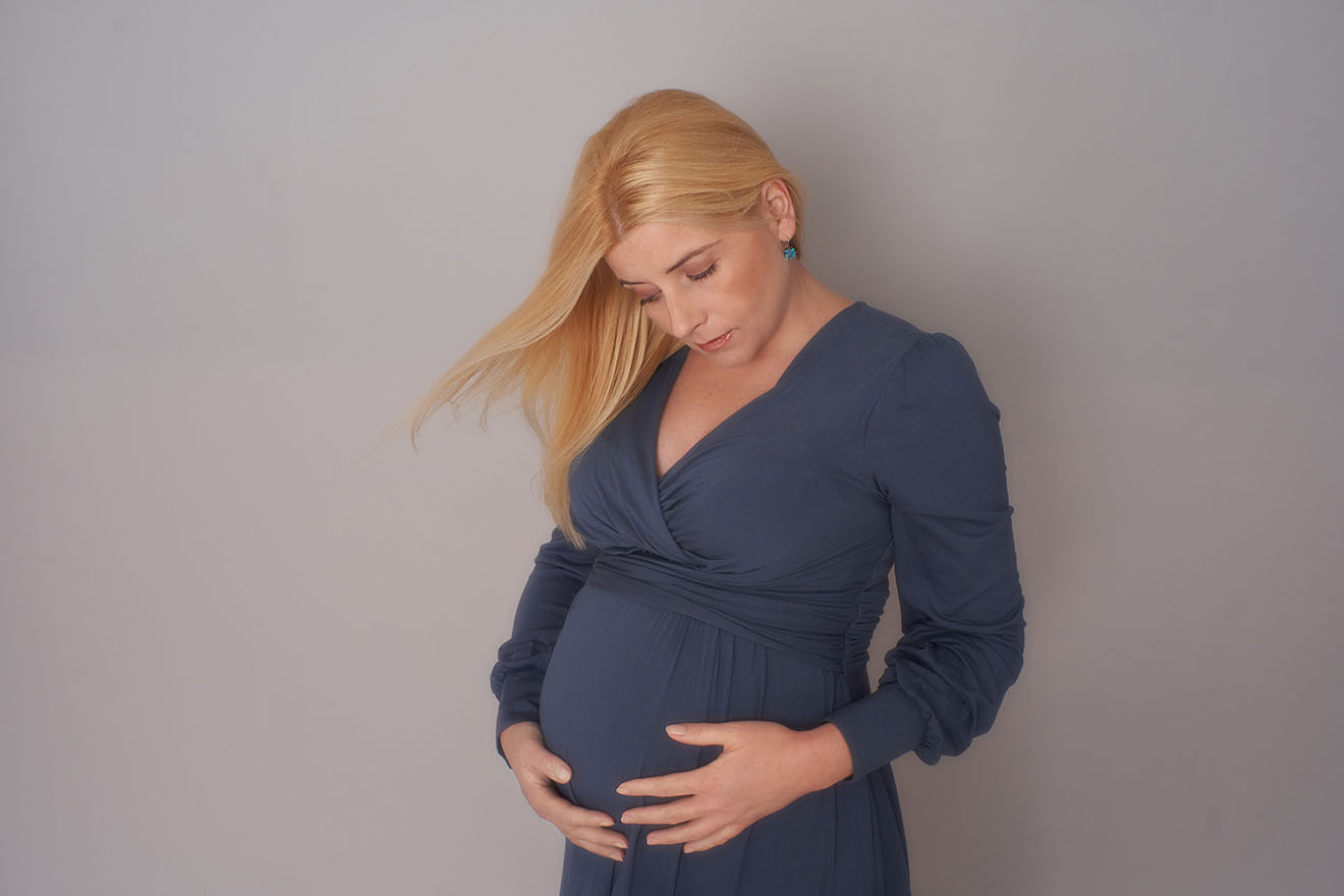 Porträtserie #2 mit Schwangerer mit fliegenden Blonden Haaren -fotografiert im Studio Blickfang2 in Andernach und Weinheim