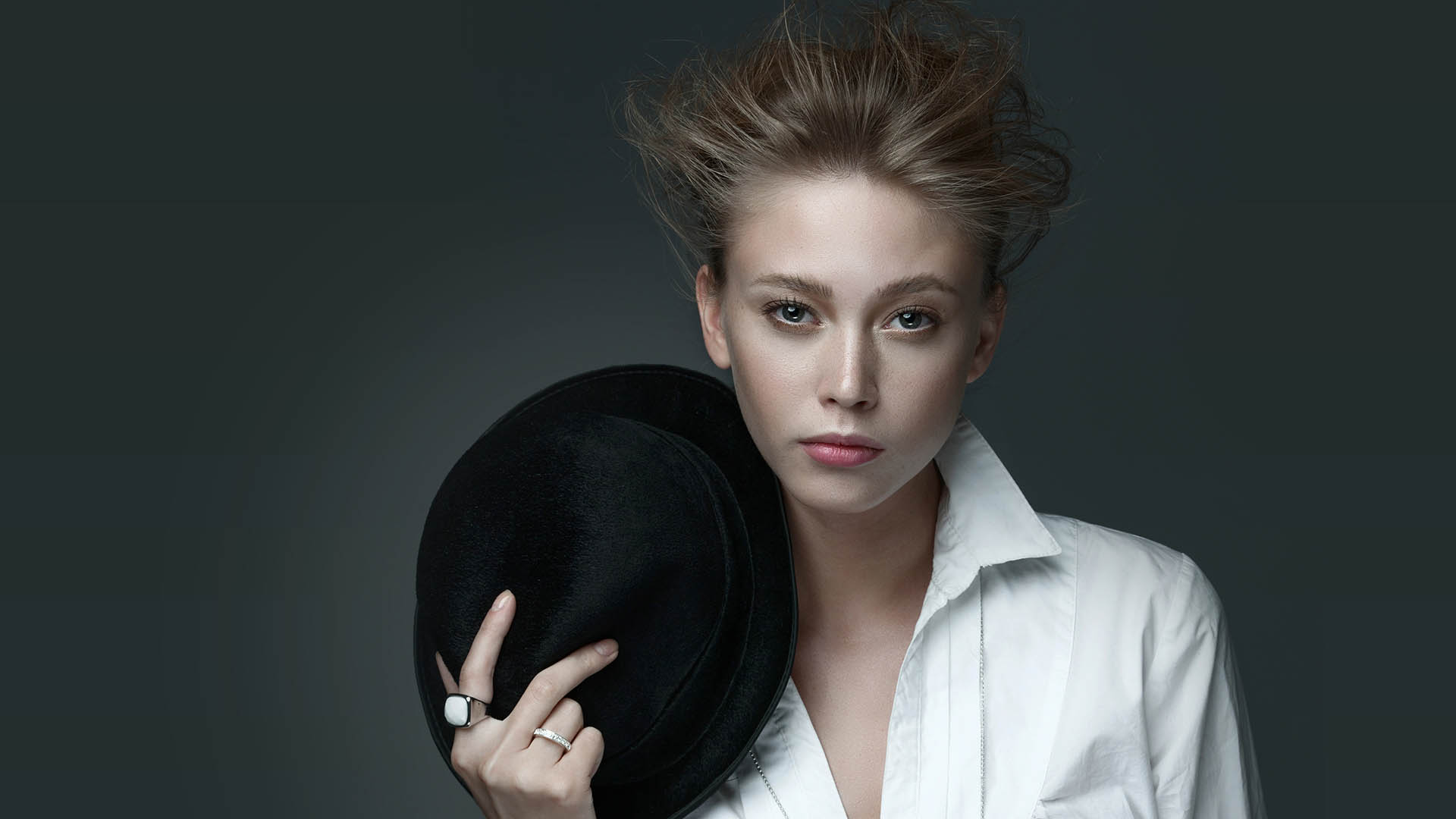 Junge Frau in weißer Bluse spielt mit einem Bowler Hut #5 - fotografiert im FotoStudio Blickfang2 in Andernach und Weinheim