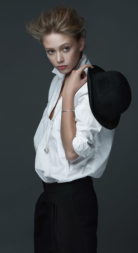 Junge Frau in weißer Bluse spielt mit einem Bowler Hut #1 - fotografiert im FotoStudio Blickfang2 in Andernach und Weinheim