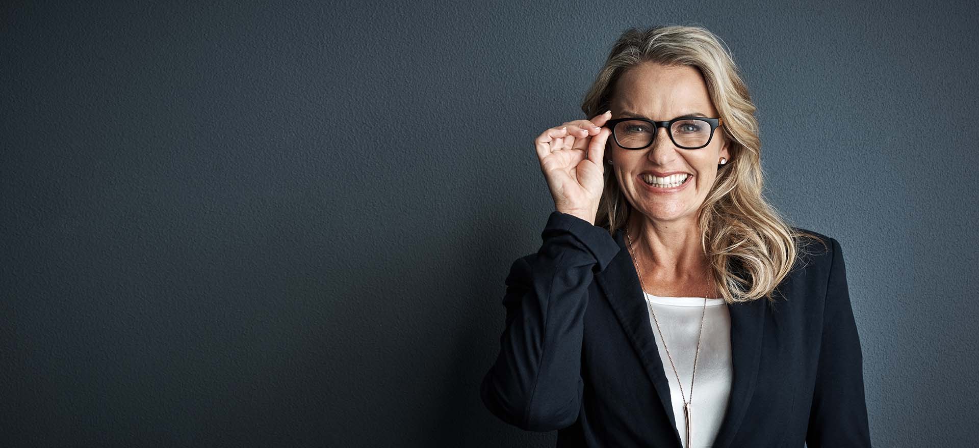 Lachende Frau spielt mit Ihrer Brille, Porträtstudie #4 - fotografiert im FotoStudio Blickfang2 in Andernach und Weinheim
