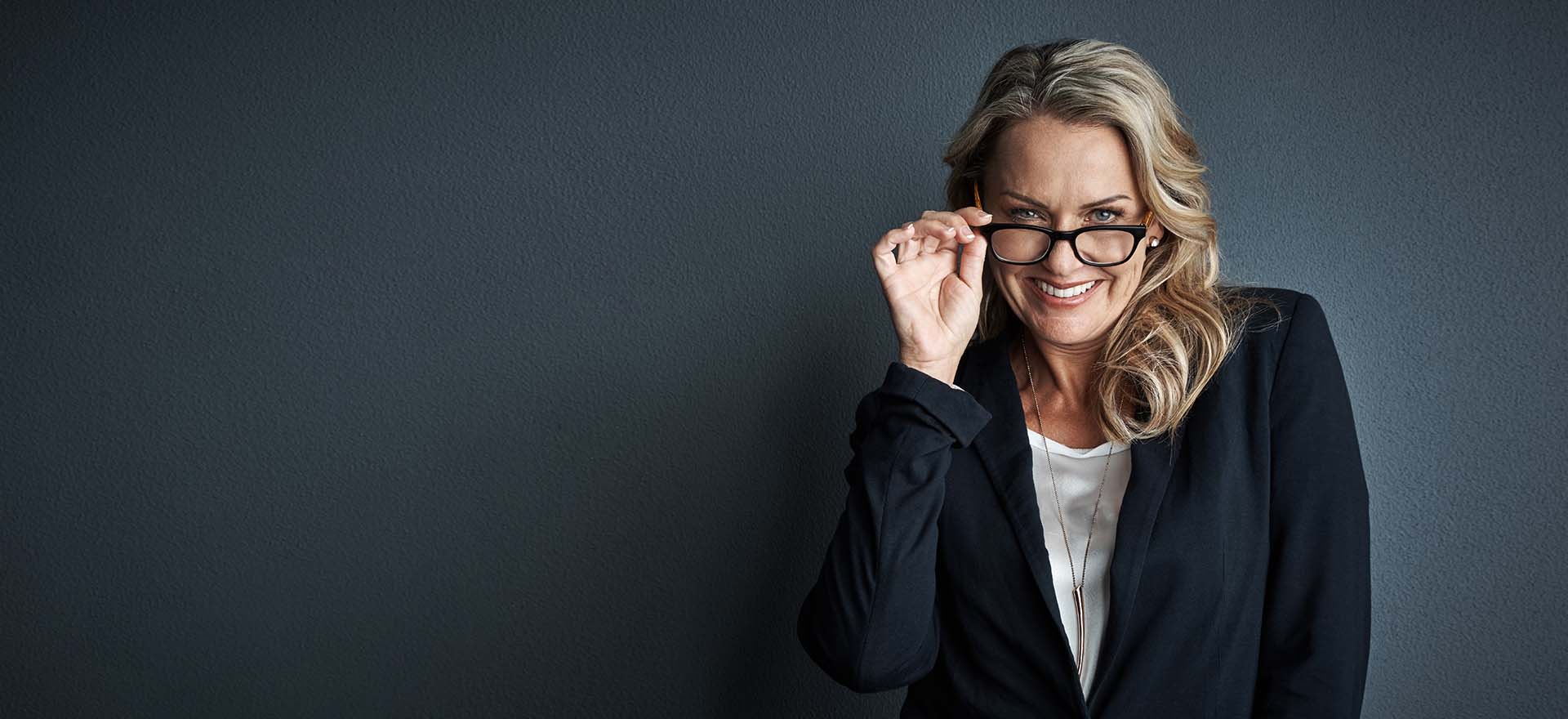 Lachende Frau spielt mit Ihrer Brille, Porträtstudie #3 - fotografiert im FotoStudio Blickfang2 in Weinheim und Andernach