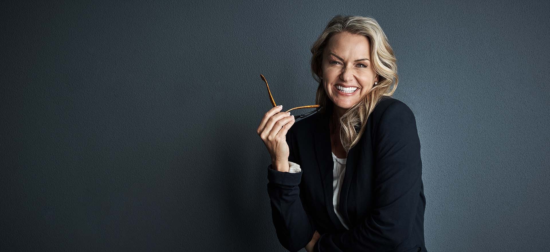 Lachende Frau spielt mit Ihrer Brille, Porträtstudie #2 - fotografiert im FotoStudio Blickfang2 in Andernach und Weinheim